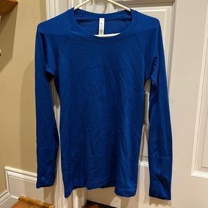 Lululemon Swiftly Tech Long Sleeve in a beautiful blue color  Size 6